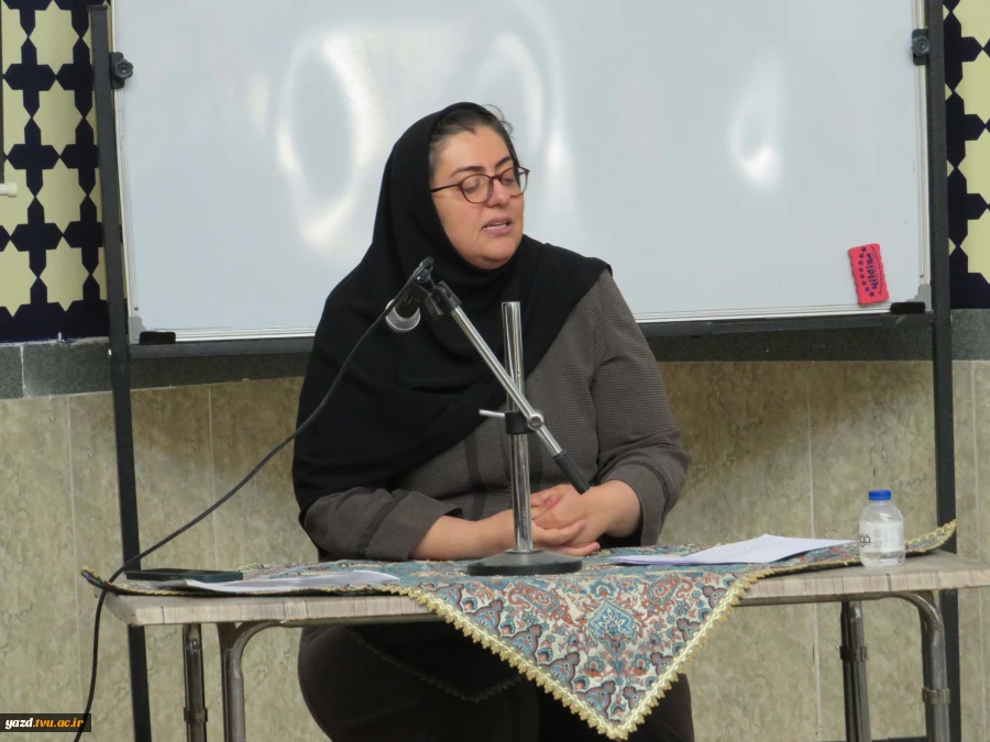 سخنرانی مهندس آسا در آموزشکده ملی مهارت دختران میبد
 3