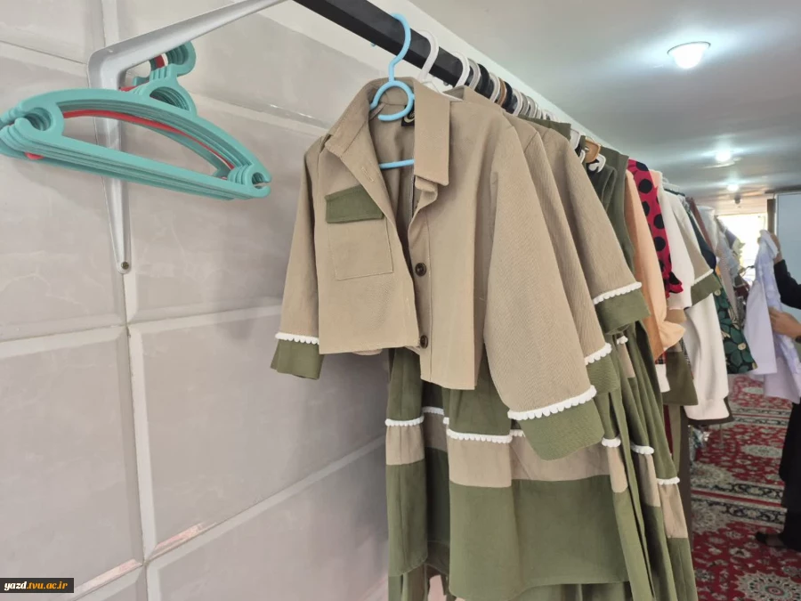 بازدید از کارگاه دانشجویان کارآفرین به مناسبت هفته کارآفرینی در آموزشکده ملی مهارت دختران میبد
 4