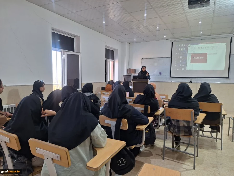 زبان رمزآلود رنگ‌ها: رویداد علمی انجمن گرافیک آموزشکده ملی مهارت دختران میبد
 4