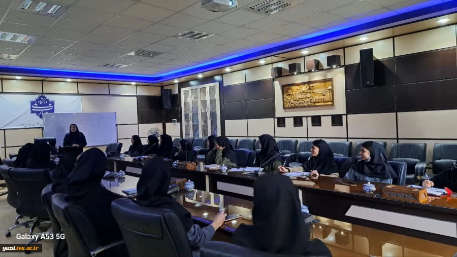 کارگاه آموزشی بوم مدل و کسب‌وکار در آموزشکده مهارت دختران یزد – حضرت رقیه (س)
 4