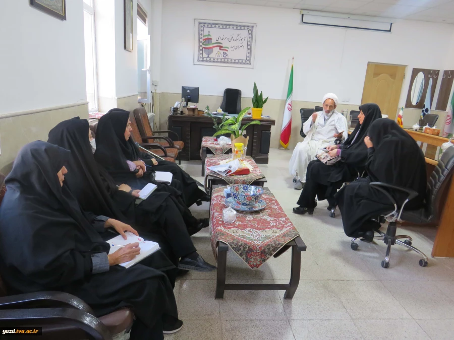 بازدید نماینده نهاد رهبری استان از آموزشکده ملی مهارت دختران میبد
 9