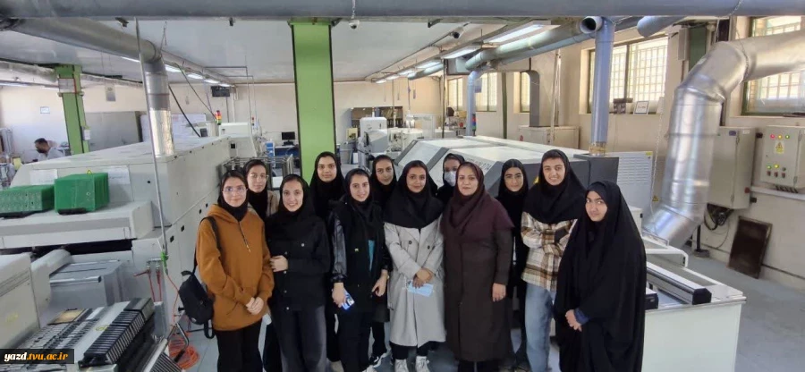 بازدید دانشجویان رشته کامپیوتر آموزشکده ملی مهارت دختران یزد – حضرت رقیه (س) از شرکت جهان الکترونیک یزد
 3