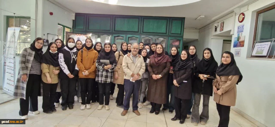 بازدید دانشجویان رشته کامپیوتر آموزشکده ملی مهارت دختران یزد – حضرت رقیه (س) از شرکت جهان الکترونیک یزد
 4