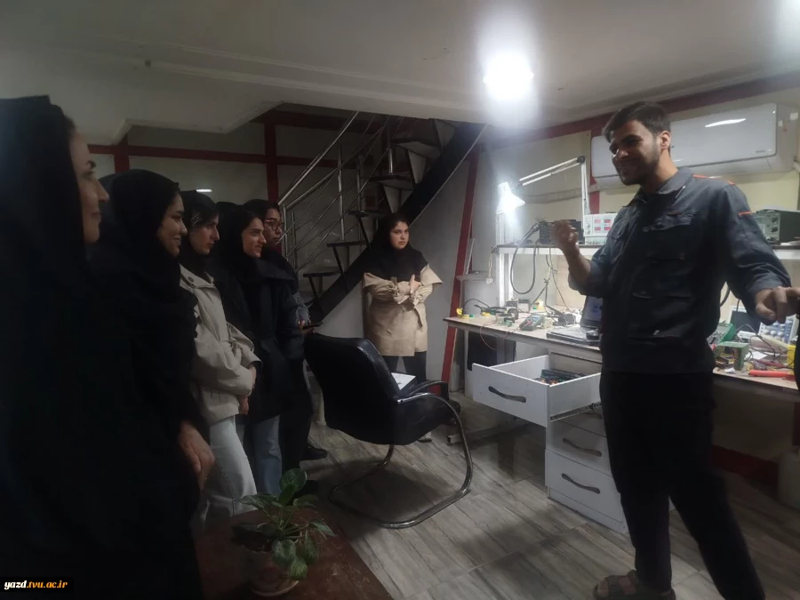 بازدید علمی دانشجویان کامپیوتر از کارگاه کارآفرینی در میبد
 2