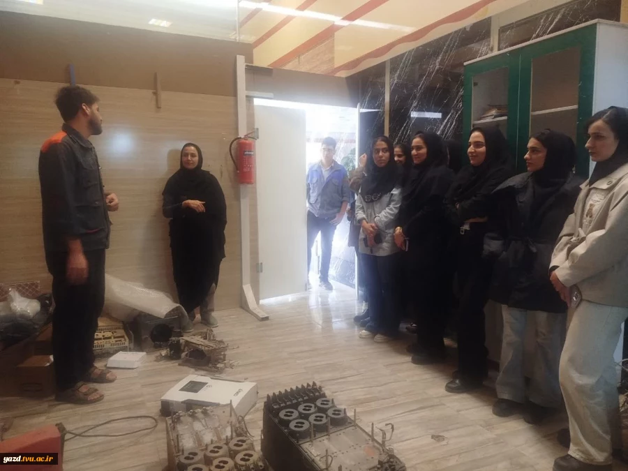 بازدید علمی دانشجویان کامپیوتر از کارگاه کارآفرینی در میبد
 3