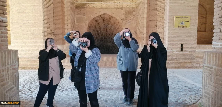 بازدید عملی دانشجویان عکاسی از محور تاریخی شاه‌عباسی میبد
 5