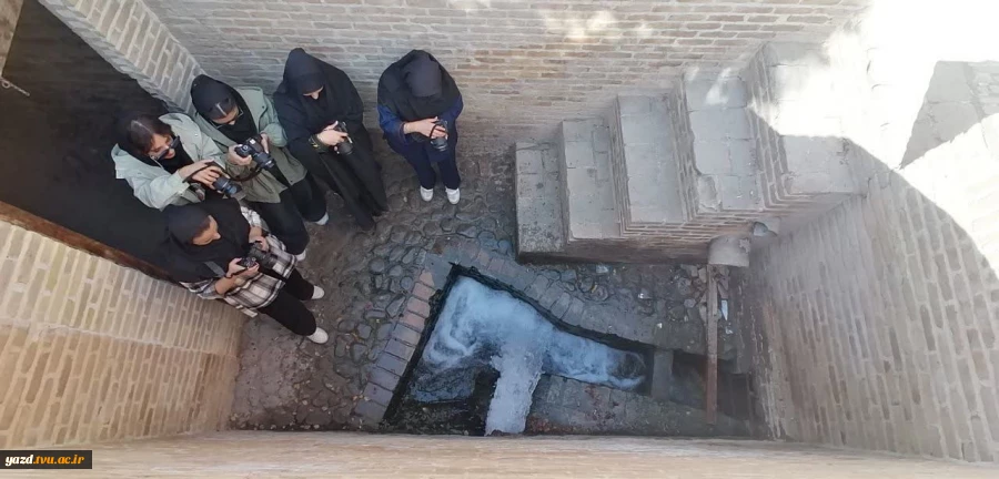 بازدید عملی دانشجویان عکاسی از محور تاریخی شاه‌عباسی میبد
 6