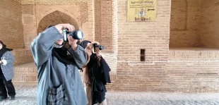 بازدید عملی دانشجویان عکاسی از محور تاریخی شاه‌عباسی میبد
 7