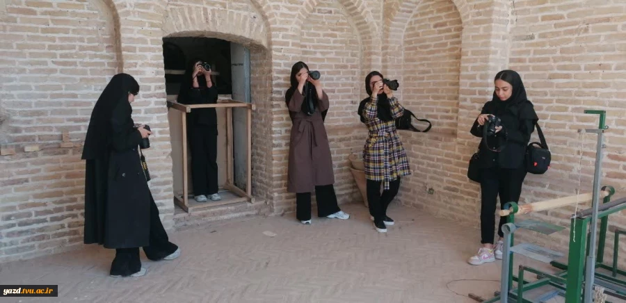 بازدید عملی دانشجویان عکاسی از محور تاریخی شاه‌عباسی میبد
 8