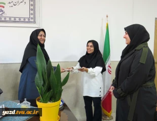 تقدیر از کارآفرینان جوان در مرکز دختران میبد
 3