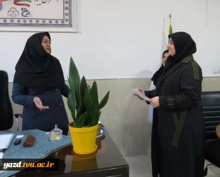 تقدیر از کارآفرینان جوان در مرکز دختران میبد
 4