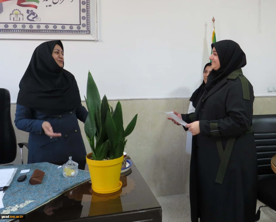 تقدیر از کارآفرینان جوان در مرکز دختران میبد
 4