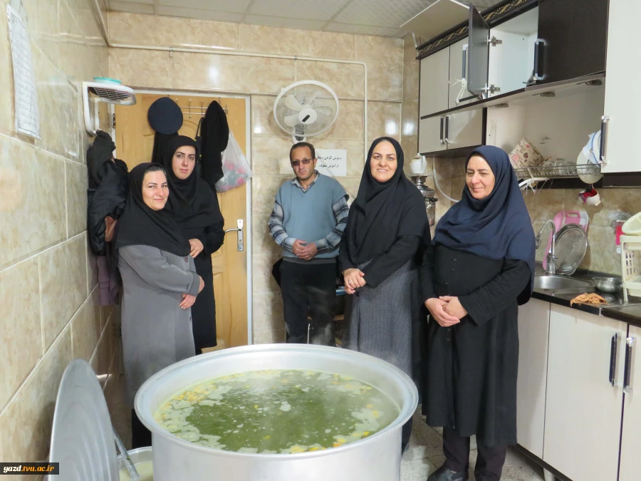 آش متبرک فاطمی؛ پیشکشی از مهر همکاران به نام حضرت زهرا (س) در آموزشکده ملی مهارت دختران میبد
 3