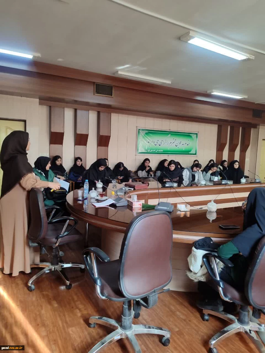 برگزاری برنامۀ «دوشنبه‌های سینمایی» با نمایش فیلم «بیبدن» در پردیس دختران امام علی (ع)
 4
