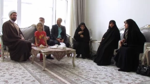 حضور مشاور بانوان دانشگاه ملی مهارت استان یزد در منزل خانواده شهدا به مناسبت روز دختر 2