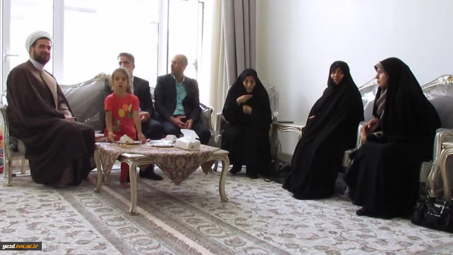حضور مشاور بانوان دانشگاه ملی مهارت استان یزد در منزل خانواده شهدا به مناسبت روز دختر 2