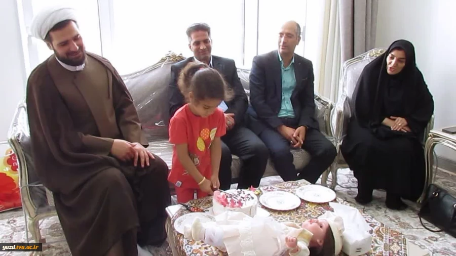 حضور مشاور بانوان دانشگاه ملی مهارت استان یزد در منزل خانواده شهدا به مناسبت روز دختر 3