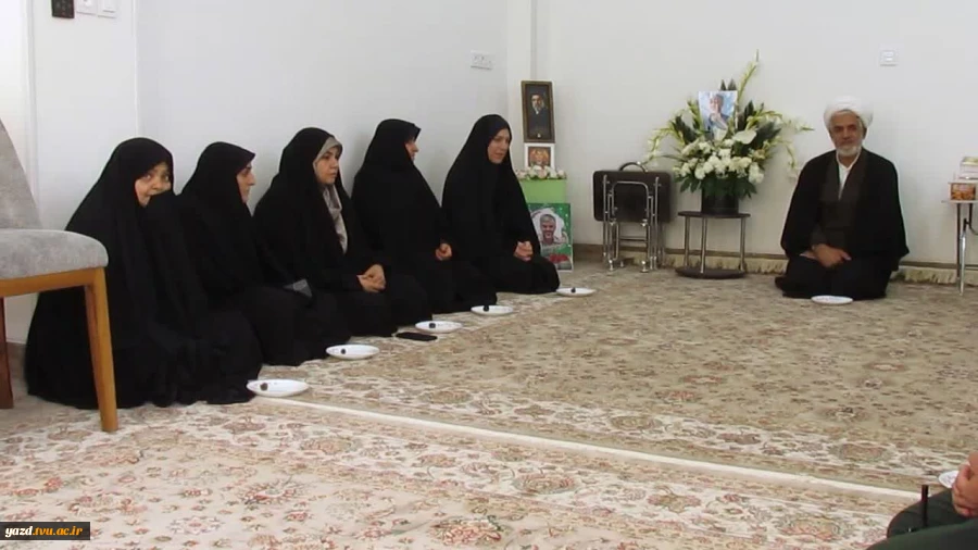 حضور مشاور بانوان دانشگاه ملی مهارت استان یزد در منزل خانواده شهدا به مناسبت روز دختر 5