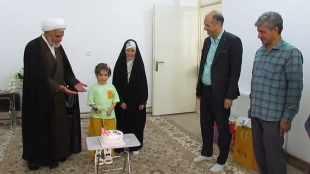 حضور مشاور بانوان دانشگاه ملی مهارت استان یزد در منزل خانواده شهدا به مناسبت روز دختر 6