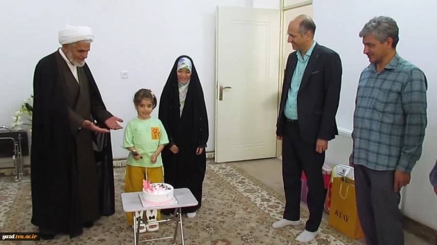 حضور مشاور بانوان دانشگاه ملی مهارت استان یزد در منزل خانواده شهدا به مناسبت روز دختر 6
