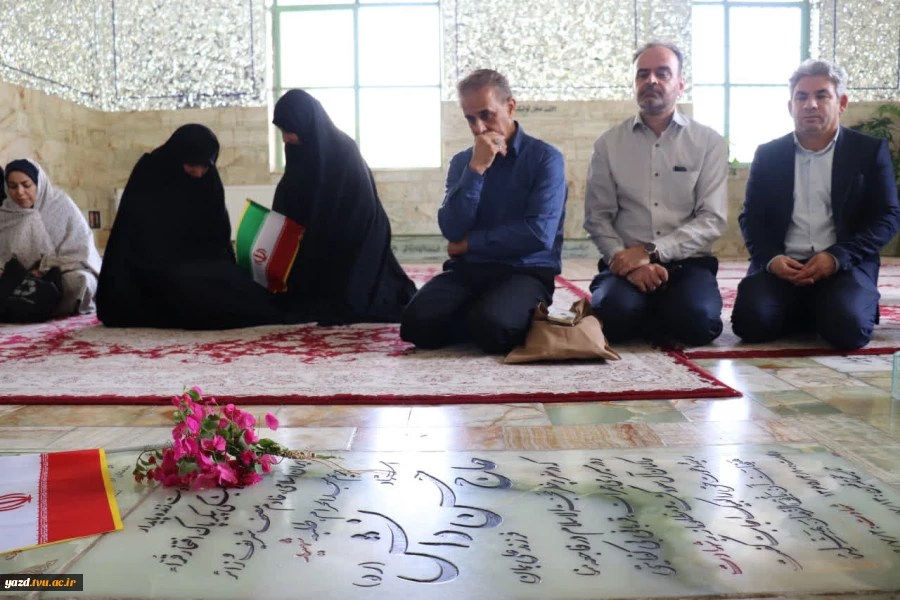 بزرگداشت هفته دفاع مقدس با حضور ریاست دانشگاه ملی مهارت یزد در گلزار شهدای امامزاده جعفر 3